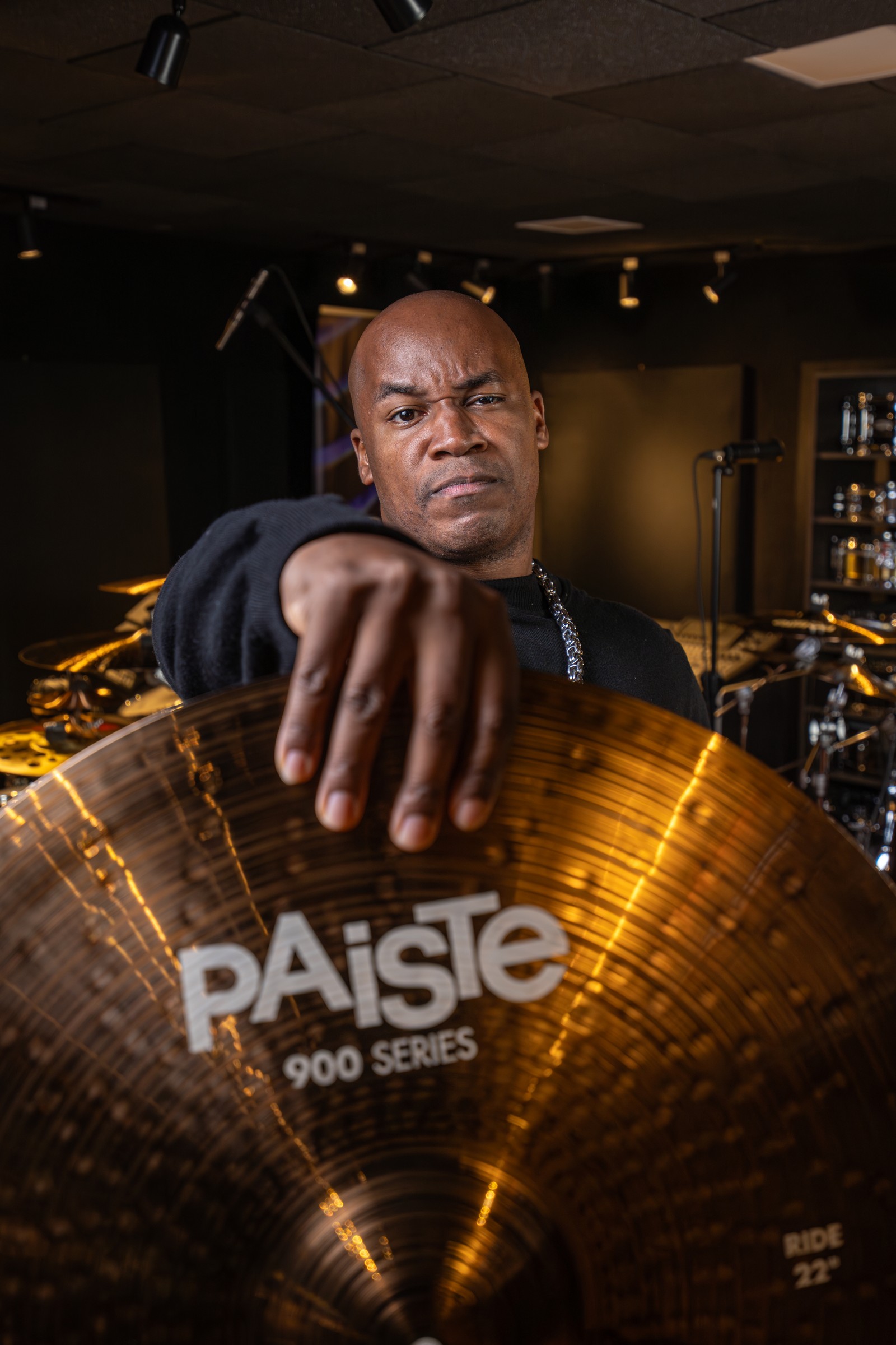 Josivaldo Santos tocando bateria com pratos Paiste
